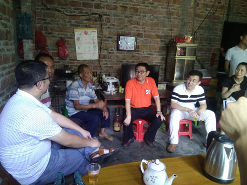 与定点帮扶户亲切交谈