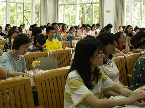 同学们认真聆听