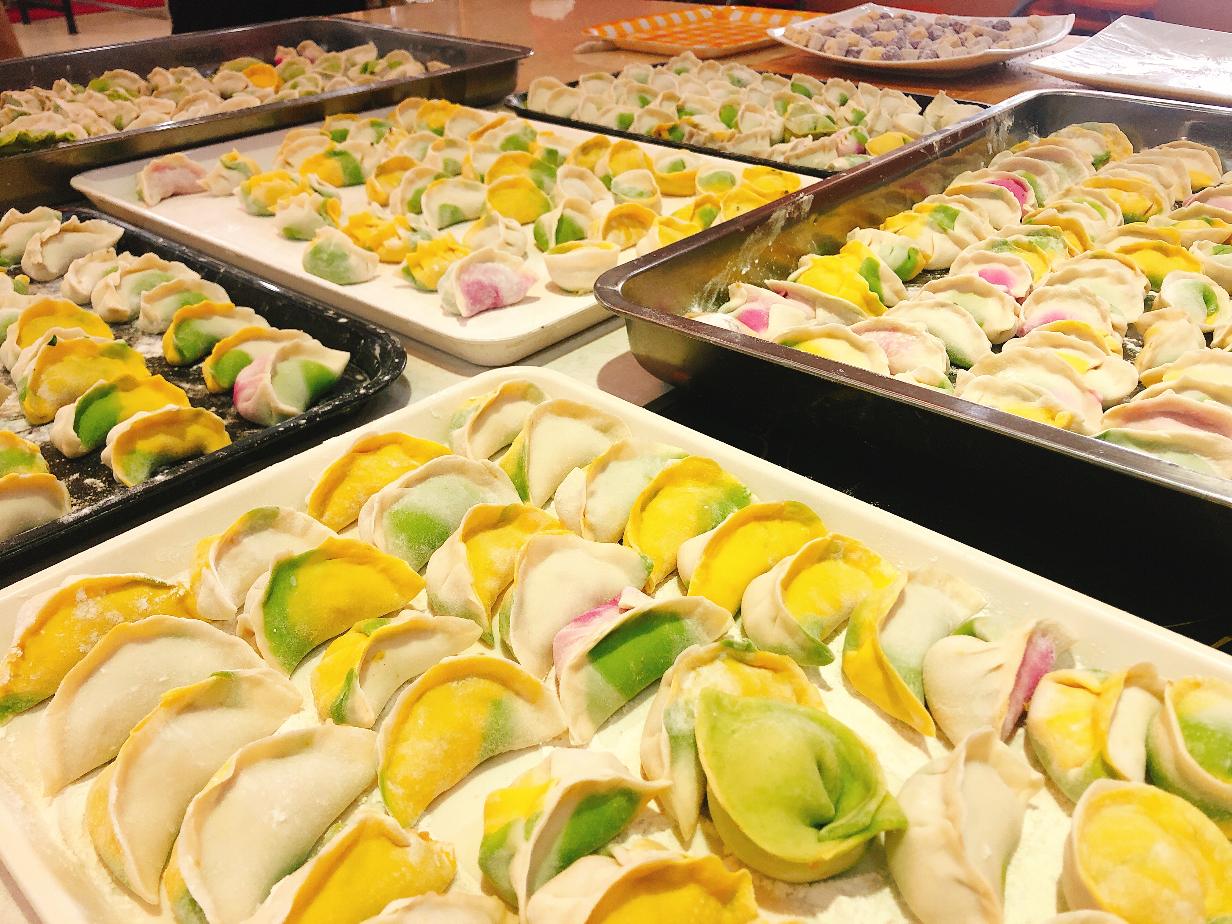 有的饺子大小均匀,精致美观,有的饺子各大馅多,大气豪爽,呈现南北方