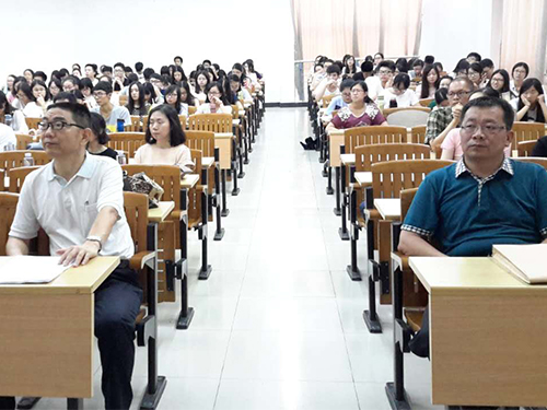 全院师生党员认真聆听