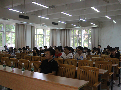 学员们认真听讲