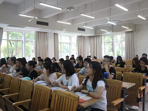 学员们认真聆听