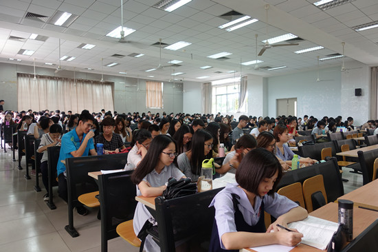 同学们认真听讲