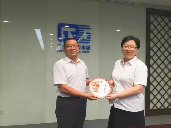 表GAMA给广电计量赠送纪念品