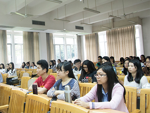 学员们认真听讲