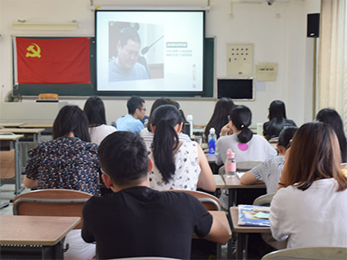 学员们观看学习视频