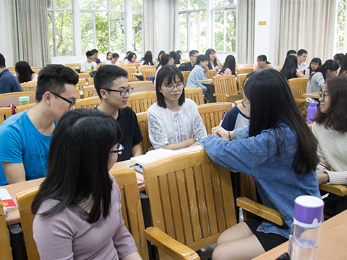 学员们热烈讨论