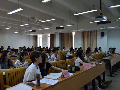 支书支委们认真听讲