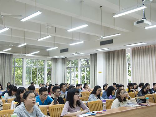 学员们认真听讲