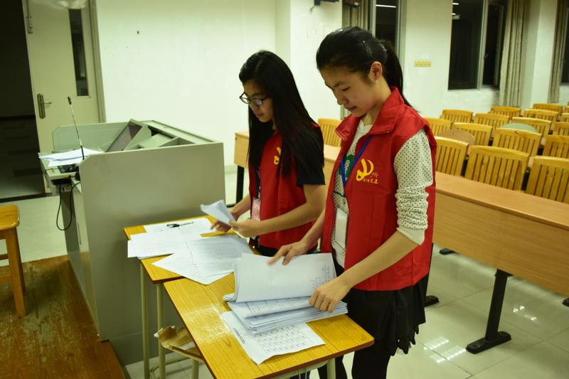 工作人员清点试卷和答题卡