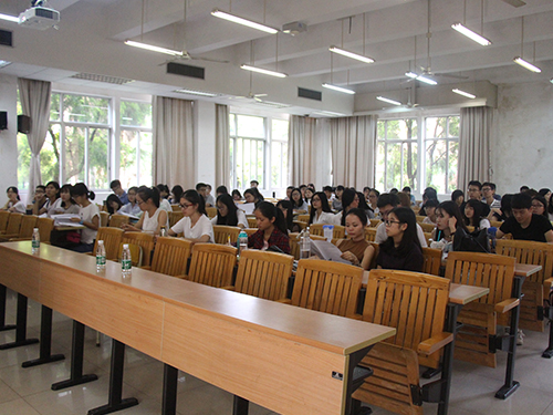 支书支委们认真听讲