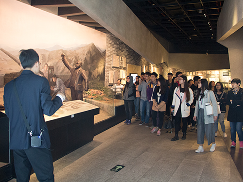 学员们在馆内参观