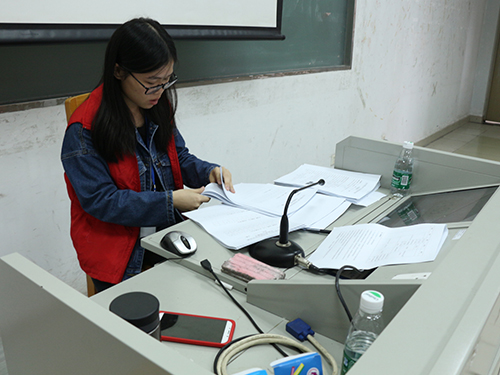 工作人员清点试卷