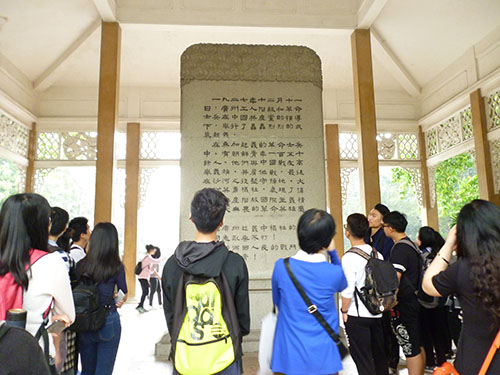 学员们在烈士陵园内参观