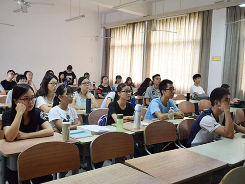 学员们认真听讲