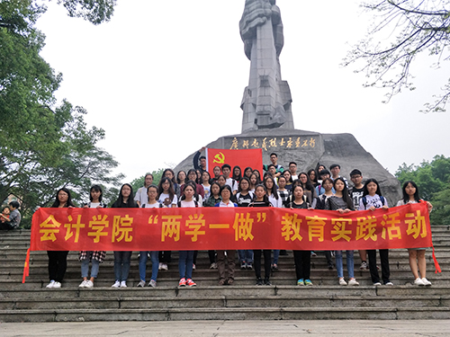 广州起义纪念碑前合影