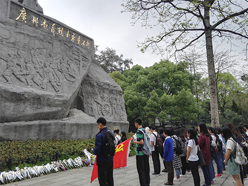 纪念碑前默哀