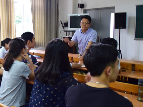 邓海清参加讨论