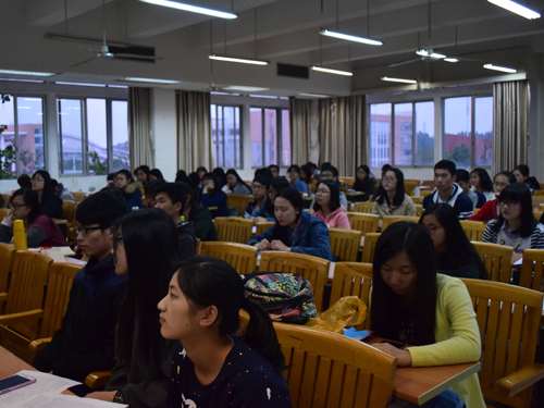 学员们认真听讲