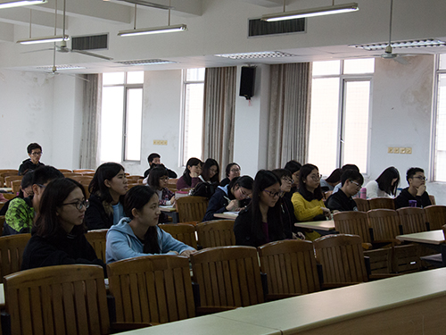 支书支委们认真听讲