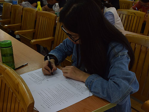 学员认真作答